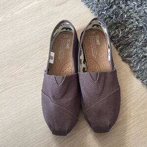 Tom’s charcoal size 7 women’s
